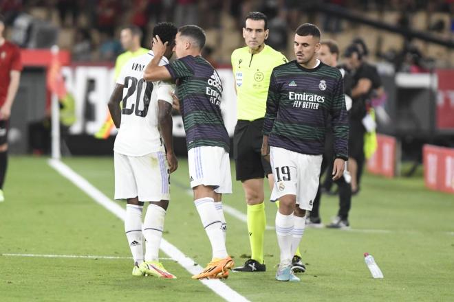 Vinicius Jr. es calmado por Lucas Vázquez en la Final de Copa. Fuente: Kiko Hurtado