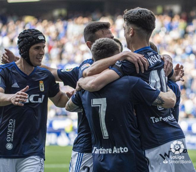 Luismi y Moro abrazan a Viti tras su gol al Zaragoza (Foto: LaLiga).