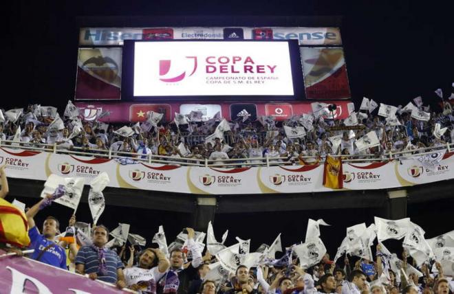 Aficionados del Real Madrid animan en el campo de Mestalla antes del comienzo de la final de la Cop