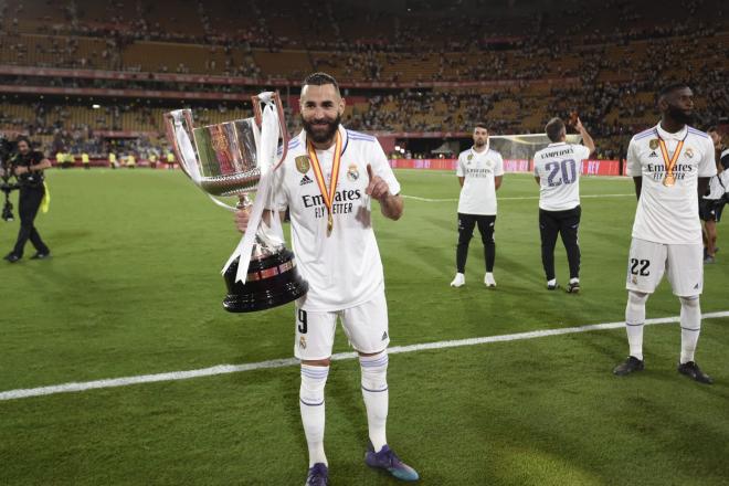 Benzema celebra con el trofeo de Copa del Rey con el Real Madrid. Fuente: Kiko Hurtado