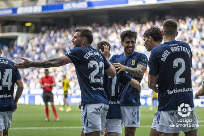 Los jugadores del Oviedo felicitan a Viti por su gol al Zaragoza (Foto: LaLiga).