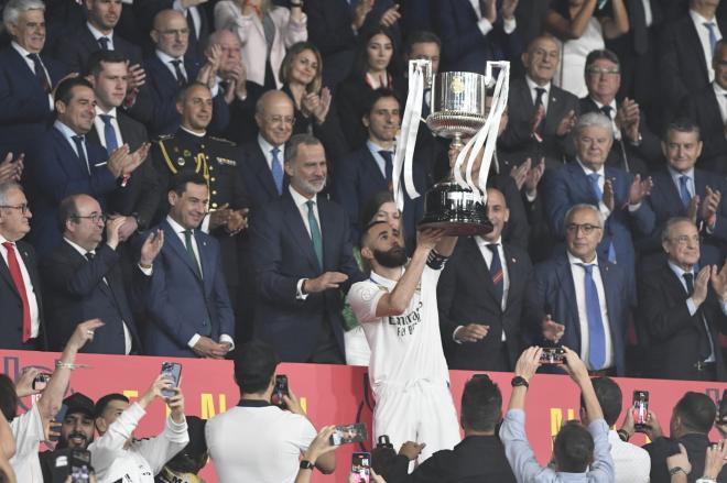 Karim Benzema levanta la Copa del Rey con Felipe VI (Foto: Kiko Hurtado).
