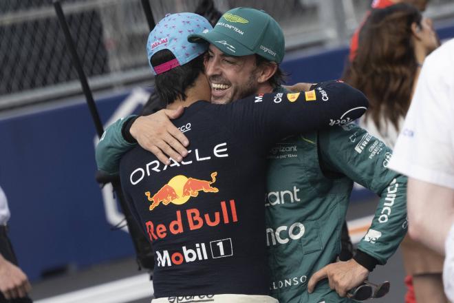 Saludo entre 'Checo' Pérez y Fernando Alonso en Miami (Foto: Cordon Press).