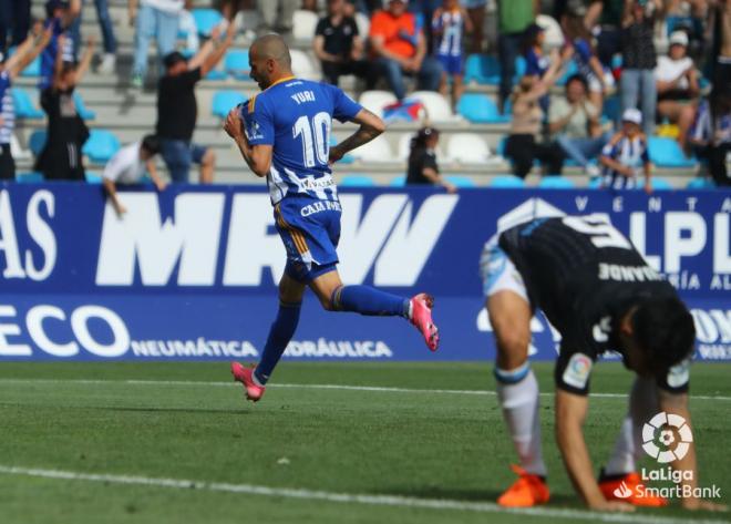 Yuri celebra uno de sus goles al Málaga en El Toralín. (Foto: MCF)