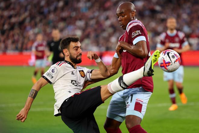 Bruno Fernandes  y Angelo Obgonna durante el West Ham-Manchester United. Fuente:Cordon Press