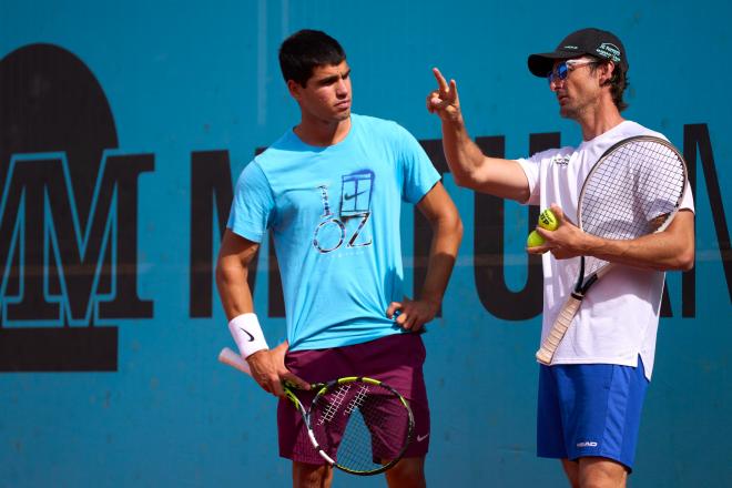 Carlos Alcaraz y Juan Carlos Ferrero durante un entrenamiento (Foto: Mutua Madrid Open)