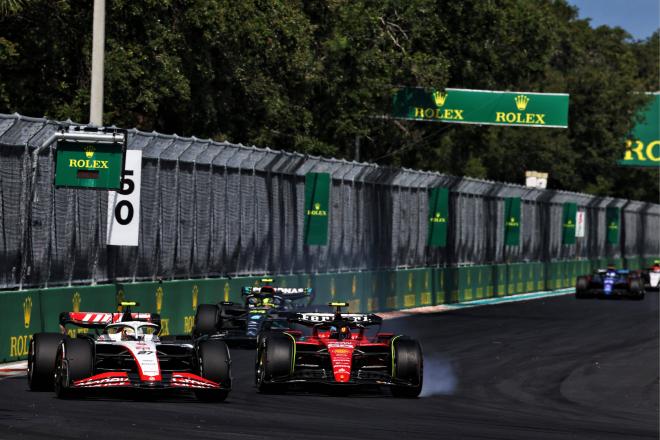 Carlos Sainz bloqueando su neumático al intentar adelantar a Hulkenberg (Foto: Cordon Press)
