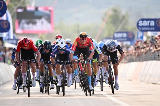 Sprint final en la etapa Teramo-San Salvo del Giro de Italia 2023 (Foto: Cordon Press).