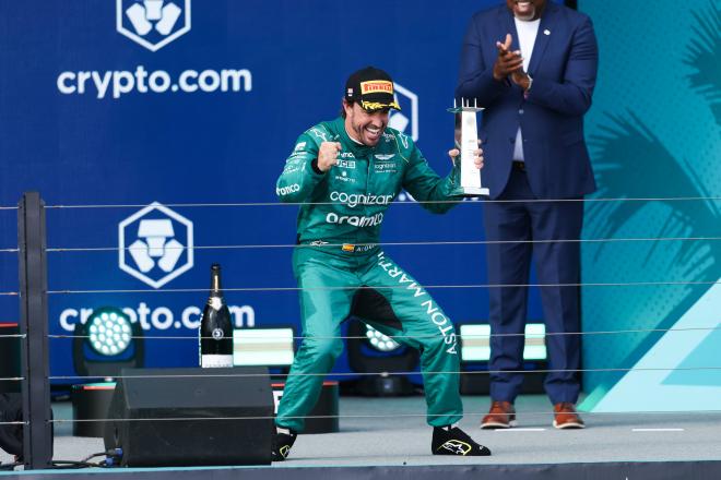 Fernando Alonso celebra su tercer puesto en Miami (Foto: Cordon Press)