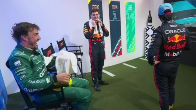 Fernando Alonso, de risas con Max Verstappen. (Redes Sociales)