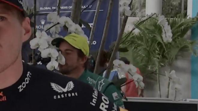 Fernando Alonso se cuela oliendo unas flores. (Redes Sociales)