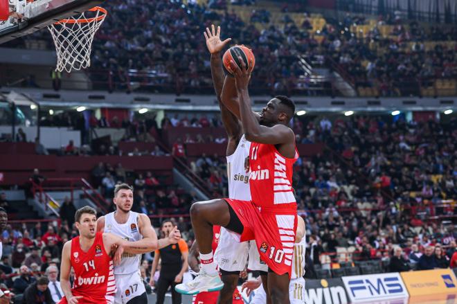 Moustapha Fall, jugador del Olympiacos, entra a canasta en un partido de la Euroliga. Fuente: Cordo