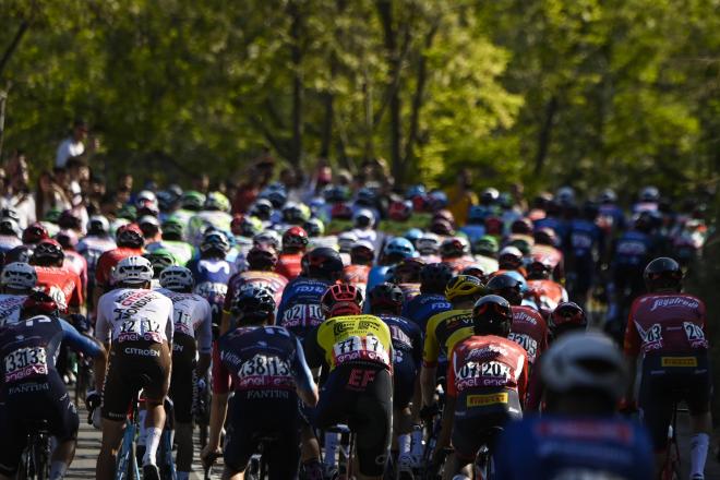 Pelotón de ciclistas en la segunda etapa del Giro de Italia 2023 (Foto: Cordon Press).