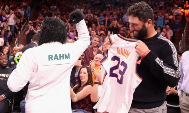 El golfista Jon Rahm recibe un regalo del gorila de los Phoenix Suns (Foto: NBA).