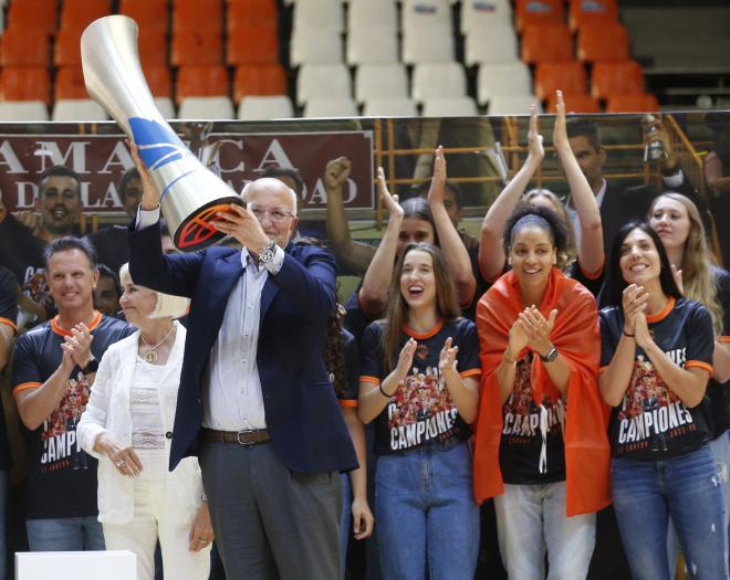 Valencia se vuelca con las campeonas del Valencia Basket