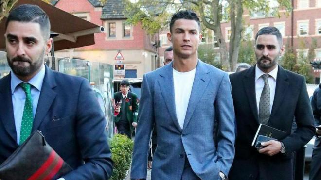 Cristiano Ronaldo acompañado por los gemelos guardaespaldas