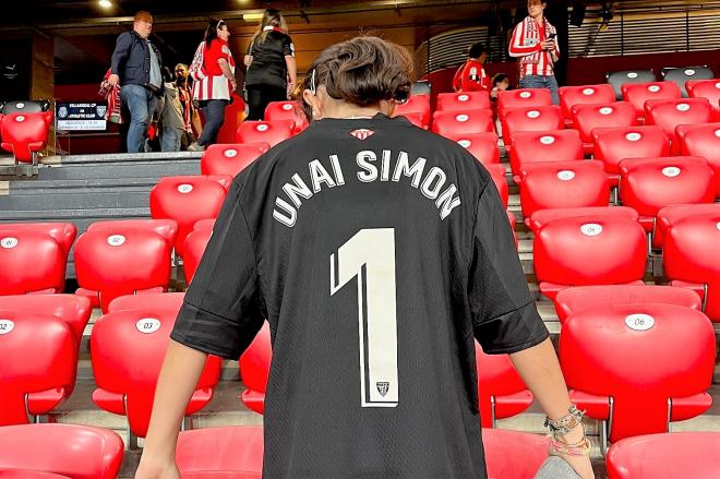 Batirtze Sagastuy muestra la camiseta regalada por Unai Simón tras el partido ante el Real Betis en San Mamés (Foto: DMQ Bizkaia).