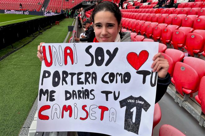 La portera del Ibaiondo Batirtze Sagastuy, con su pancarta personal para el meta del Athletic Club Unai Simón (Foto: DMQ Bizkaia).