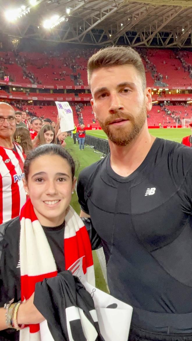 Batirtze Sagastuy y el portero del Athletic Club Unai Simón, posan juntos en San Mamés (Foto: DMQ Bizkaia).