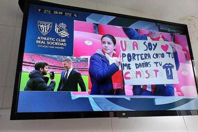 Batirtze Sagastuy aparece en televisión, en el derbi vasco, con su pancarta para el portero del Athletic Club Unai Simón (Foto: DMQ Bizkaia).
