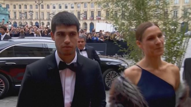 Carlos Alcaraz entra junto a su madre Virginia a los premios Laureus en París