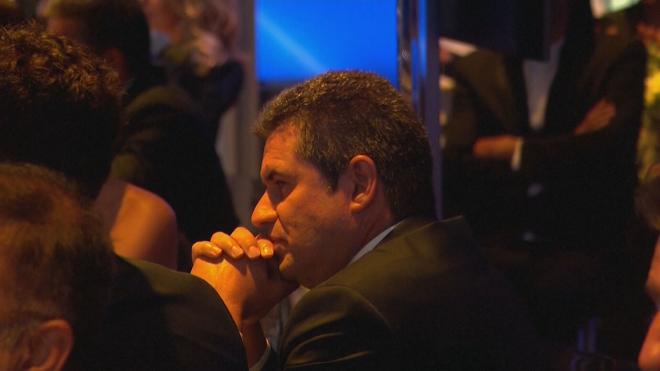 Carlos Alcaraz mira con orgullo a su hijo mientras da el discurso en París