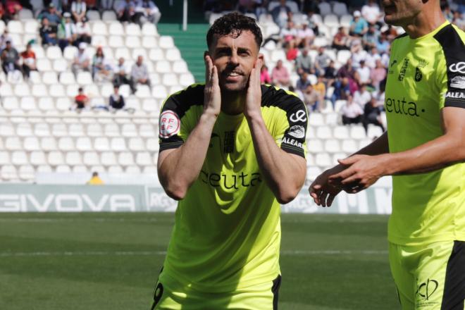 Rodri Ríos celebra el gol con una dedicación especial a su padre durante el Córdoba - Ceuta, partido por el cual se ha sancionado al periodista (Foto: AD Ceuta).