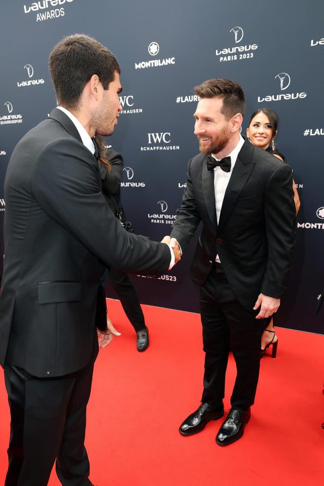 El saludo de Carlos Alcaraz y Leo Messi en la gala de premios Laureus. (Cordon Press)