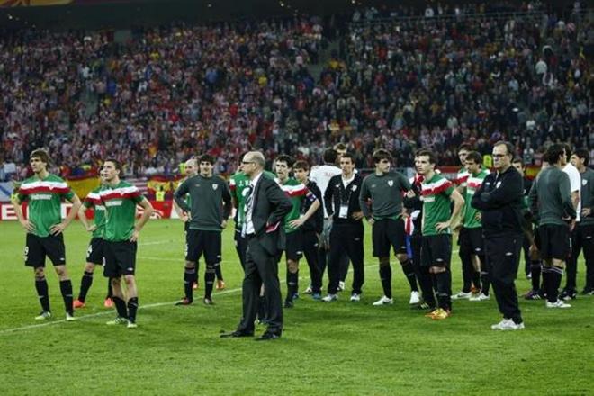 La plantilla del Athletic Club de Marcelo Bielsa, dolida tras perder en Bucarest la final de la UEFA Europa League ante el Atlético de Madrid.