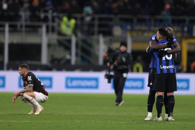 Lautaro y Lukaku se abrazan tras ganar el derbi Milan-Inter (Foto: Cordon Press)