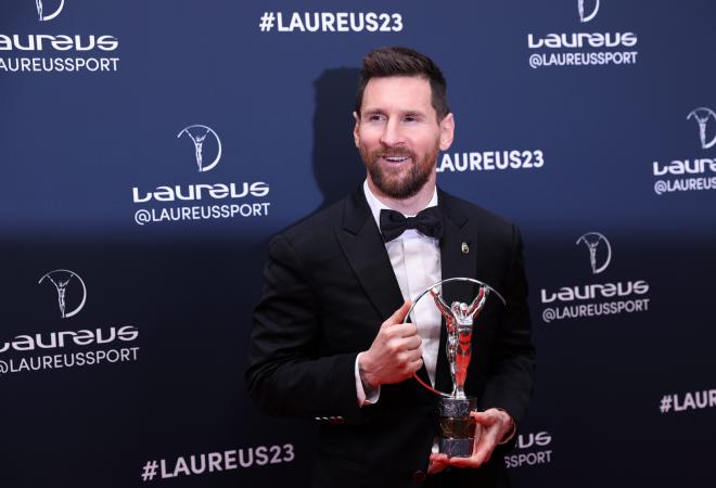 Leo Messi, posando con el premio Laureus al mejor deportista del año. (Cordon Press)