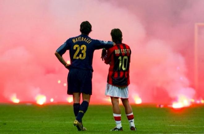 Materazzi y Rui Costa observan las bengalas lanzadas al campo en un derbi de Milán (Foto: Redes sociales)
