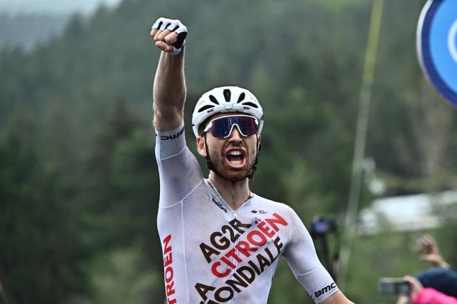 Paret Peintre celebra su triunfo en el Giro (Foto: EFE).