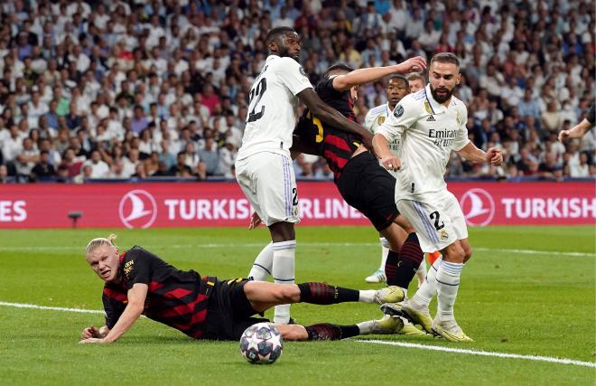 Rüdiger agarra a un rival con Haaland en el suelo en el Real Madrid-City (Foto: Cordon Press).