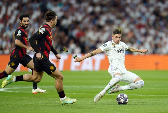 Fede Valverde despeja un balón en el Real Madrid-City (Foto: Cordon Press).
