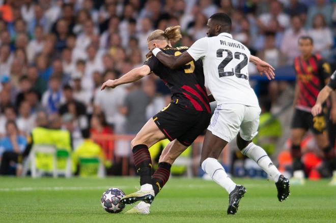 Rüdiger agarra a Haaland en el Real Madrid-City (Foto: Cordon Press).