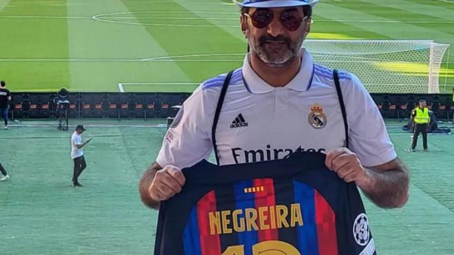 Un aficionado del Madrid con la camiseta de Negreira