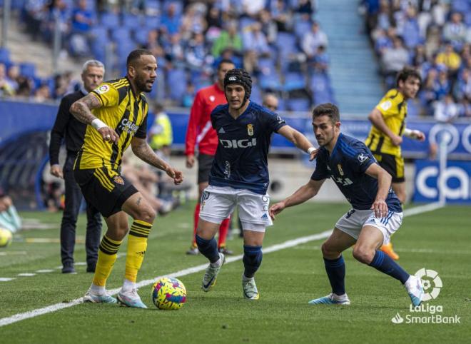 Bebé con la mano vendada en el partido ante el Oviedo (Foto: LaLiga). 