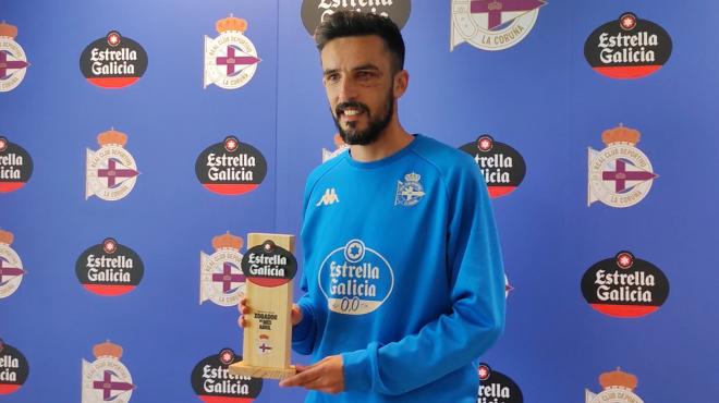 Alberto Quiles con el premio al jugador del mes (Foto: Xane)