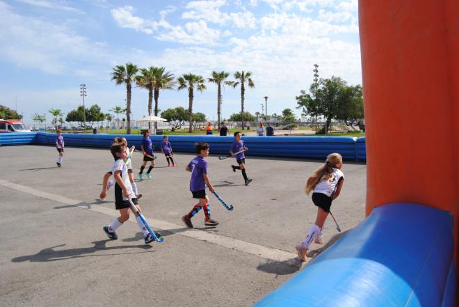 Campeonato de hockey en la Marina de València