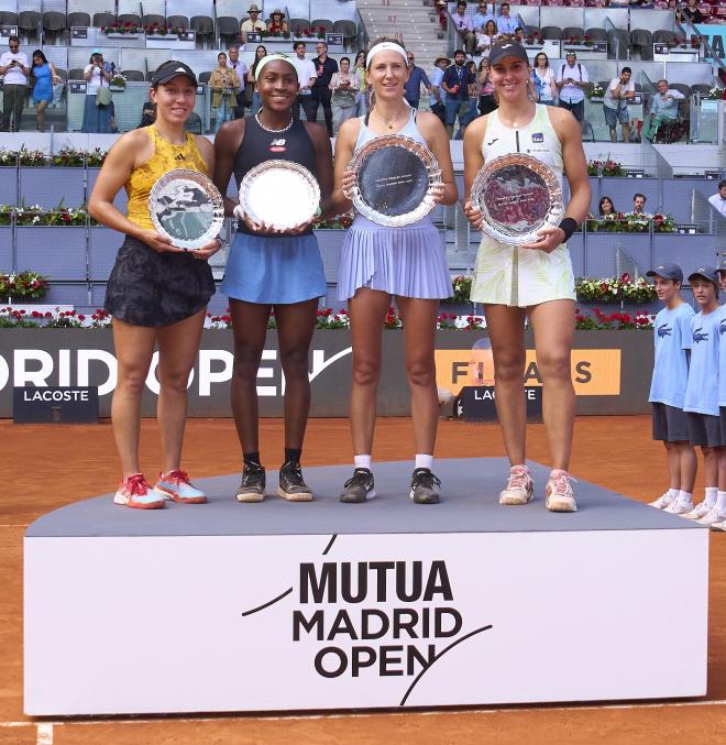 Jessica Pegula, Coco Gauff, Victoria Azarenka y Beatriz Haddad Maia posan con los trofeos en Madrid