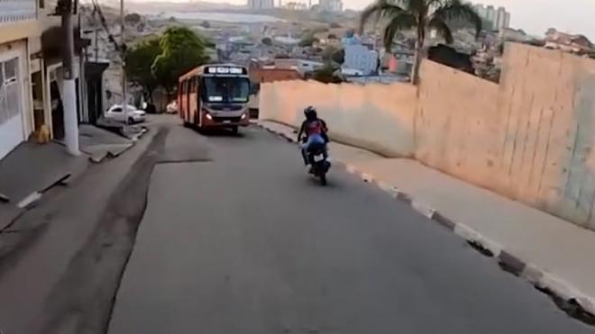 Una persecución de dos motos digna de una película de acción.