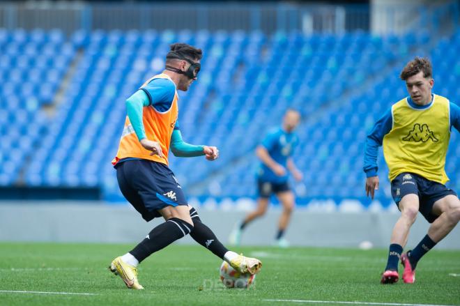 Lucas Pérez entrenando con máscara (Foto: RCD)