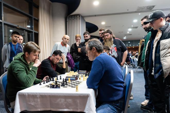Benidrom Chess Open 2022 durante una partida del torneo SuperBlitz nocturno.