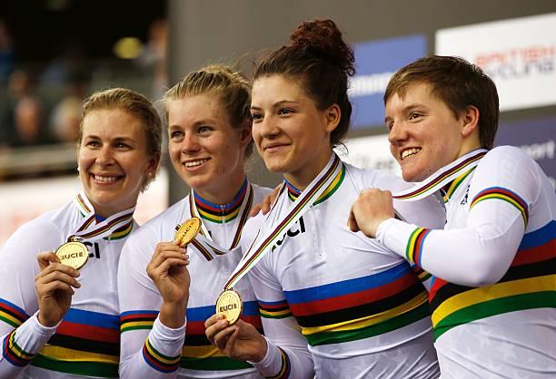 Kelly Catlin a la derecha, junto con sus compañeras de ciclismo con la medalla (Foto: Getty Images).