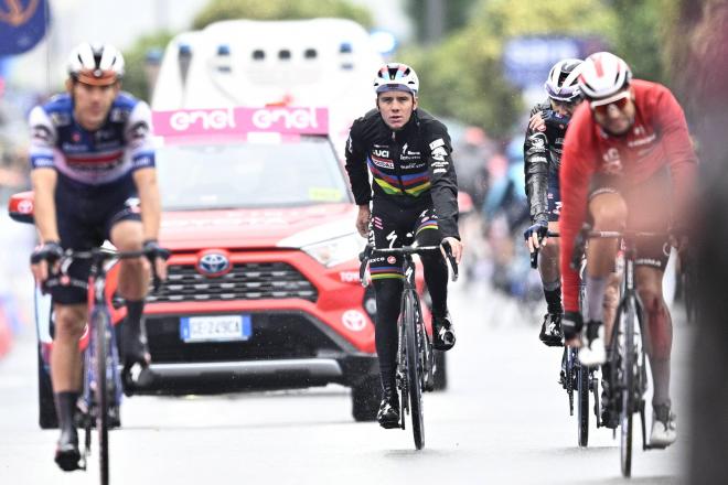 Remco Evenepoel, durante la difícil quinta etapa del Giro de Italia (Foto: Cordon Press).