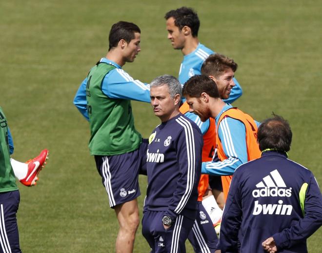 Mourinho y Xabi Alonso, en el Real Madrid. (Cordon Press)