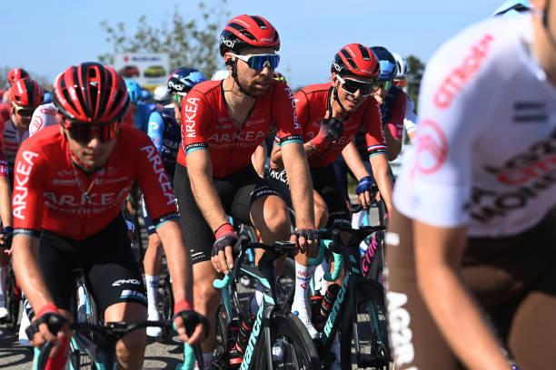 Clément Russo junto con el resto de su equipo durante la etapa 2 del Giro (Foto: Getty Images).