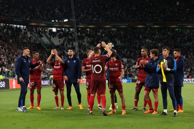 Los jugadores del Sevilla saludan a la afición tras el partido de Turín (Foto: Cordon Press).