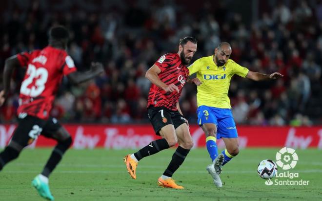 Fali pugna con Muriqi en el Mallorca - Cádiz (Foto: LaLiga).